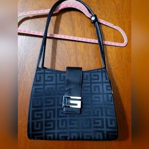 NWOT.  Guess vintage black with G logo exterior handbag. (577)